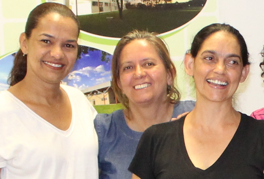 Silvia Rodrigues Vicente Neves (centro) com as intérpretes Cátia Dias Marques e Marly Rodrigues Silva de Souza, do Instituto Federal de Goiás - Câmpus Aparecida de Goiânia. Silvia é surda e escreveu um depoimento sobre a importância do apoio dos profissionais tradutores para sua formação em Pedagogia Bilíngue.